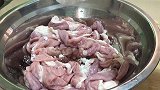 粉肠还是广式做法好吃，肉嫩鲜香，原汁原味，吃一次让你念念不忘