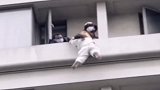 浙江宁波：女子10楼窗外险坠落，消防员瞬间单手抓住
