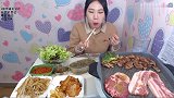 上辈子估计是饿怕了，小个妹子吃完一钵猪肉