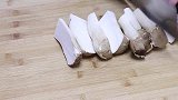 杏鲍菇怎样做最好吃，农村媳妇教你1招，肉钱都省了，简单又营养
