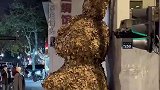 街头出现落叶兔子，两个小姐姐抓紧来拍照
