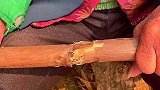 不就是根拐杖？美女用捡的木头，直接雕刻成龙头拐杖