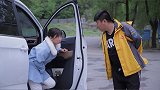 姑娘停车找厕所，不想来个笨贼要偷车，整个过程太逗了
