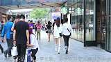 街拍：大热天美女穿长靴为了臭美吗？当然不是！