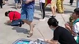 一位母亲带着孩子，还有一整个行李箱试卷来祈福