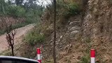 男子途中遇到俩夫妻在车底下躲雨，便把自己的雨伞和雨衣送给他们