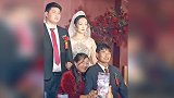 大衣哥儿媳妇真勤快！新婚第3天陪公婆干活学种菜