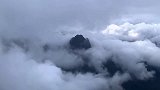 难见的景色，矗立在云层之中的高山，真是太有意境了！
