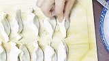 警犬：主人包了一个小时，我用了1秒钟吃完