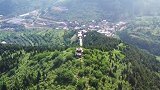 航拍济南彩石捎近村，漫山遍野的绿色森林，山顶上还有个小亭子