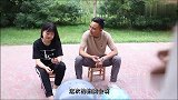 巨型零食拍卖会，小伙用8支口红换了一个巨型棒棒糖