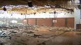 旅游-实拍惊人一幕 体育馆被龙卷风掀翻摧毁