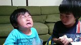 差一岁的哥俩真不让妈妈省心，吃东西也吵架！
