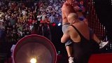 残暴！WWE塞纳遭遇唐纳·怀特 被抱摔进探照灯电光四射