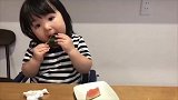 肉嘟嘟的小宝宝吃西瓜，这一定是我见过的最萌的宝宝吃秀，真可爱