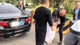 伴娘走半路被拉下车，这就是在丈母娘家整蛊新郎的后果