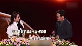 沈腾马丽合体颁奖像演小品，戴着老花眼镜还是忘词了，尴尬三秒努力憋笑