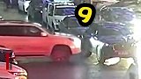 打十几分钟电话没人来 女司机3分钟连怼11次撞开挡路豪车