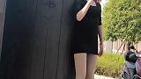 黑色款的紧身裙最百搭，配上肉色和高跟鞋，让美女的韵味十足！
