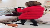 妹妹套路姐夫看手机里的美女，结果姐夫被姐姐一顿打，结果搞笑了