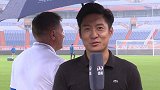 暖男！PP体育记者雨中出镜 斯帅为其打伞尽显温柔