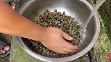 3斤田螺2斤鸡爪，看看小伙这什么吃法，一吸一个，真过瘾