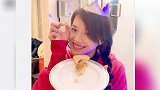 舒淇扎麻花辫头戴小王冠,手举国王饼笑容灿烂