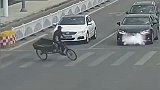 热心路人把受伤的老人扶起