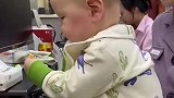 人类幼崽走进妈妈公司，吃零食瞬间成焦点