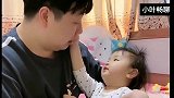 搞笑父女：爸爸抱怨暖宝不睡觉，暖宝的回答可爱了，看完不许笑