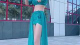 高挑的美女唢呐吹得好听，真是有才华！