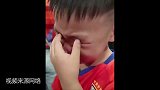 心疼!鲁能小球迷看台伤心痛哭 家长安慰:还有机会的