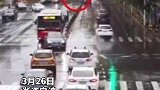 小学生路上被溅一身水后报警，司机被罚200元请求交警转达歉意