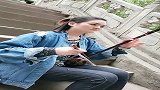 美女二胡演奏一曲梦驼铃，曲调悠扬，怎么听都听不够