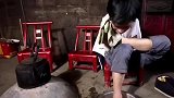 孝顺的无臂小伙，用双脚反哺病母，悉心照顾母亲报答养育恩情