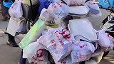 电动车上绑满外卖，小哥无处落脚