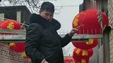 大衣哥有钱就是任性，家门口挂了两排大红灯笼，太喜庆了！