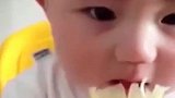 搞笑视频，宝宝第一次吃柠檬：我控制不住我自己的表情啊，哈哈哈