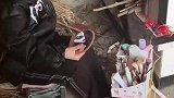 女孩边烧柴煮肉边化妆，仙女都接地气了