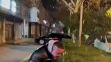 男子醉酒狂吐不止，好似洒水车
