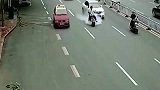 小伙骑电动车冒烟，求救路过的交警，一秒钟拿来灭火器解决掉难题