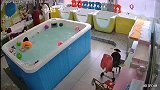 孩子家长跑去看热闹，把孩子自己放在泳池内，结果悲剧了
