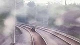 广西钦州：两少年为拍短视频破坏铁路栅栏，逼停动车30分钟