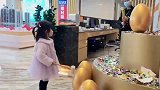 最萌的小业主，连砸金蛋的动作都是那么独一无二