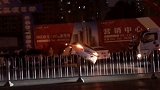 邪了！长沙这场车祸致小车翻个四轮朝天，吊车惊险吊起复原车祸