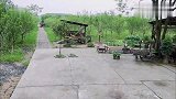 那英拖行李箱走颠簸小路，嗓子喊破都没人接她，急得直呼黄磊大名