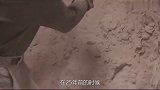 老外在沙漠隐居25年时间，进入洞口之后，让人眼前一亮！