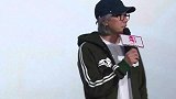 57岁周星驰为何一直戴着帽子摘下帽子后网友：岁月无情