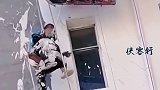 高层墙外施工人员不慎坠落  油漆洒了一身 还好有辐绳救了一命 成年人的世界没有容易二字