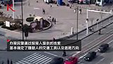潍坊一男子“趁火打劫” 当街抢包 却因紧张摔倒又被女子夺回包